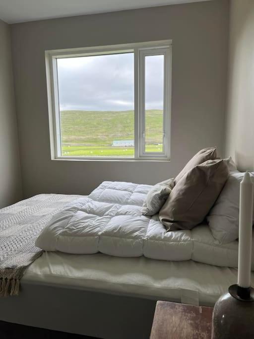 Postel nebo postele na pokoji v ubytování Óspaksstaðir- New Renovated Farm in Hrútafjörður