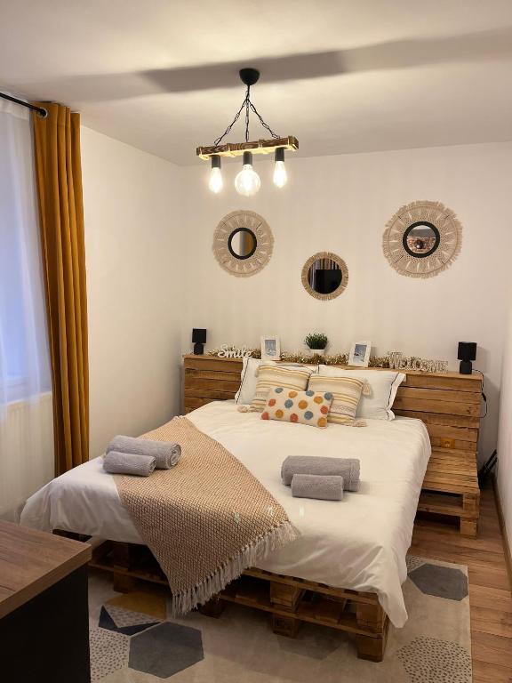 1 dormitorio con 1 cama con 2 almohadas en WOOD Studio Sinaia, en Sinaia