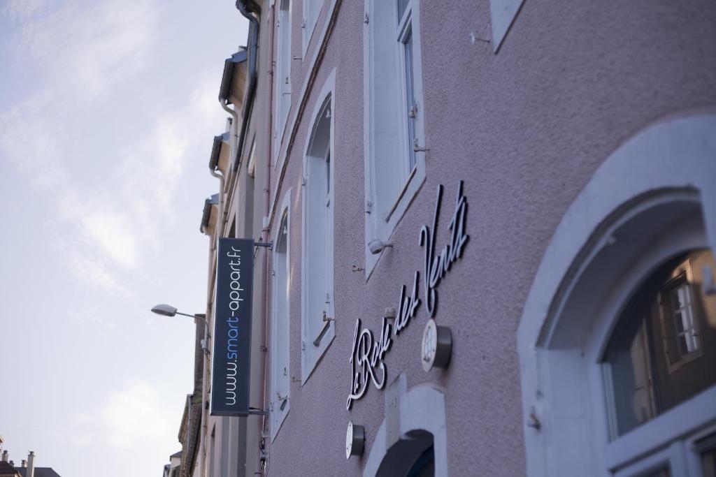 un panneau scientologique sur le côté d'un bâtiment dans l'établissement Smartappart Cherbourg (la rose des vents), à Cherbourg en Cotentin