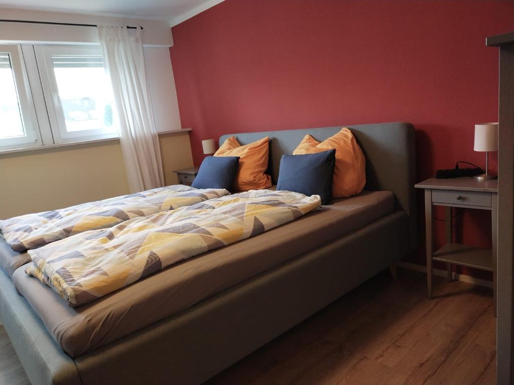 un letto in una stanza con di Hunsrück-Juwel a Kastellaun
