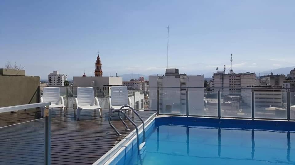 einen Balkon mit einem Pool auf einem Gebäude in der Unterkunft Departamento Caseros in Salta