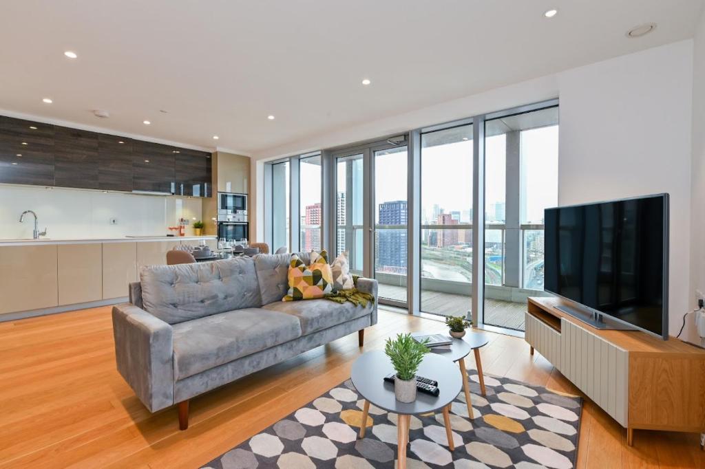 a living room with a couch and a tv at CannySuite 1BED in London