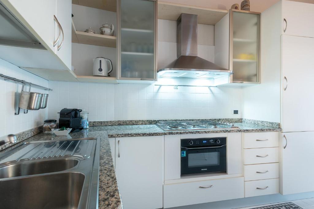 Kuchyň nebo kuchyňský kout v ubytování A Casa Nuccia Mansarda by Holiday Solutions