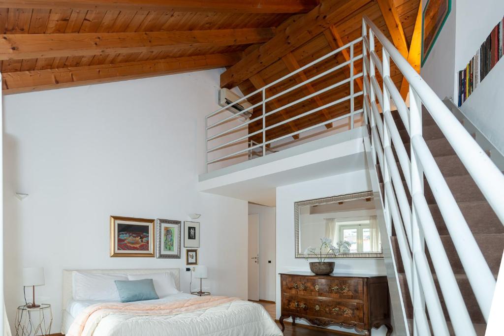 Postel nebo postele na pokoji v ubytování A Casa Nuccia Mansarda by Holiday Solutions