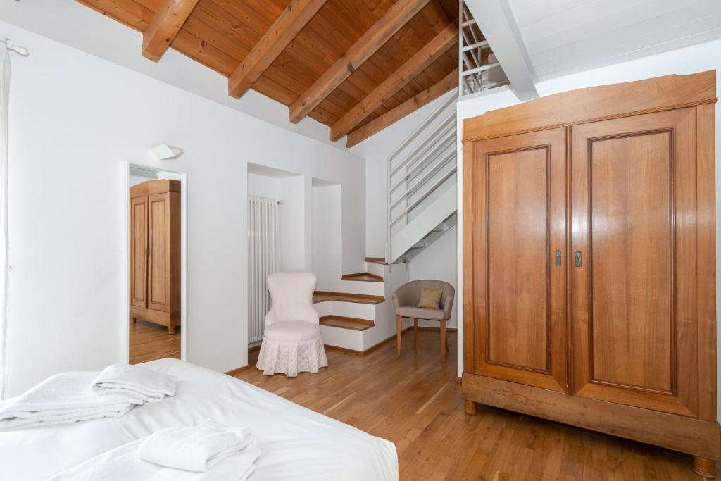Postel nebo postele na pokoji v ubytování A Casa Nuccia Mansarda by Holiday Solutions