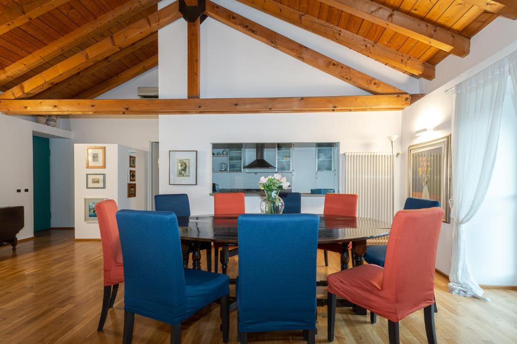 Posezení v ubytování A Casa Nuccia Mansarda by Holiday Solutions