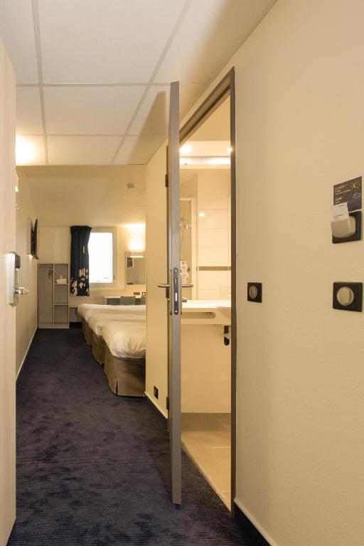 Postel nebo postele na pokoji v ubytování ACE Hôtel Lyon Vénissieux Parc des Expositions