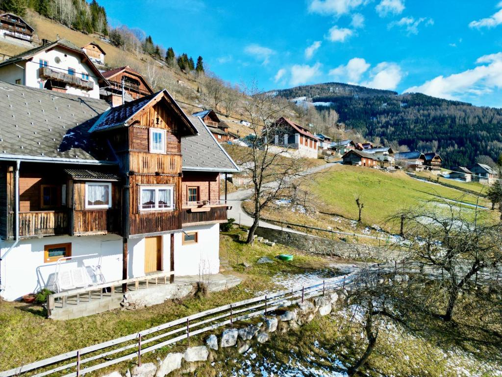 un pueblo en las montañas con un río y casas en Ferienhaus Bergblick, en Kaning