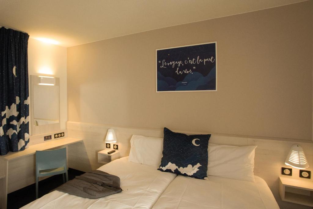 Postel nebo postele na pokoji v ubytování ACE Hôtel Lyon Vénissieux Parc des Expositions