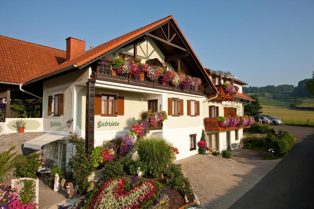 um edifício com flores ao lado em Pension Gabriele em Unterlamm