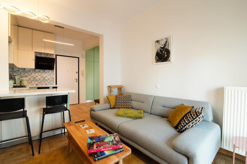 una sala de estar con un sofá y una mesa en Luxury 1-Bedroom Apartment by the Sea in Athens, en Atenas