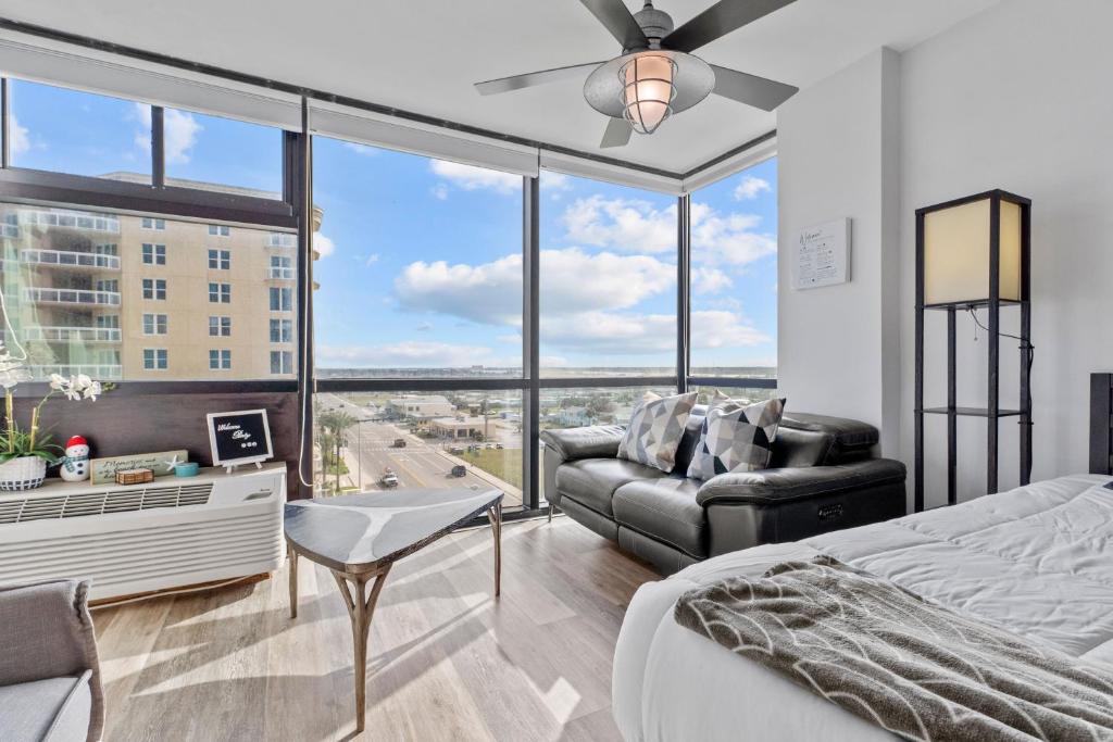 1 dormitorio con cama y ventana grande en oceanside inn, en Daytona Beach