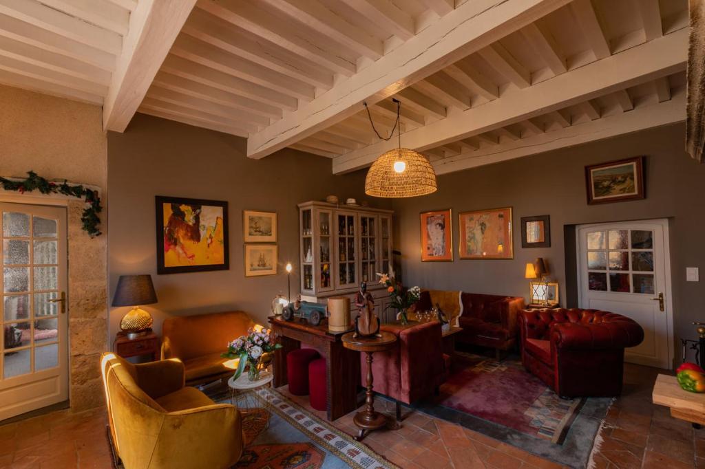 Fotografia z galérie ubytovania Maison Toscane in a remarkable village - heated pool, jacuzzi, billiard & ensuite luxury bedrooms v destinácii Terraube