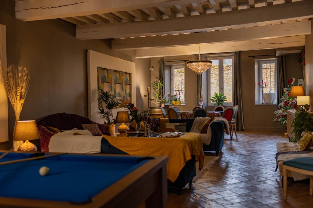 Fotografia z galérie ubytovania Maison Toscane in a remarkable village - heated pool, jacuzzi, billiard & ensuite luxury bedrooms v destinácii Terraube