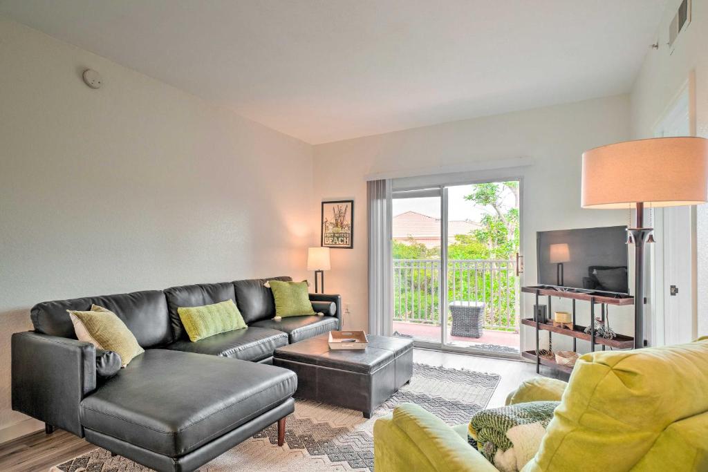 Ruang duduk di Airy Fort Myers Condo about 4 Mi to Beach!