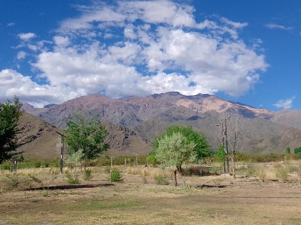 a view of a mountain range with mountains in the background at VILLA DE MONTAÑA LOS CHACAYES, Manzano Histórico, Tunuyán in Tunuyán