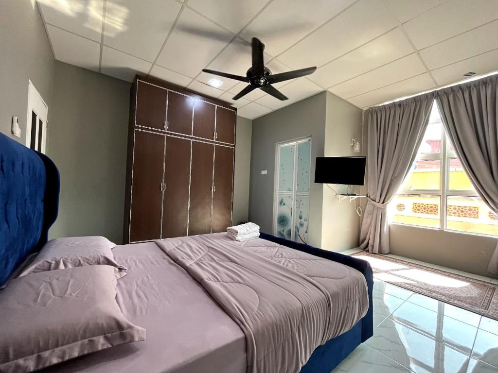 Postel nebo postele na pokoji v ubytování Mann Maju Inn & Hotel Kuala Berang