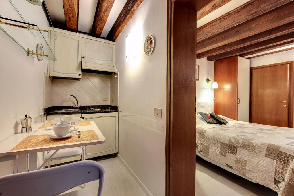 a small kitchen and a bed in a room at Leo APARTMENT LOC-03081 in Venice