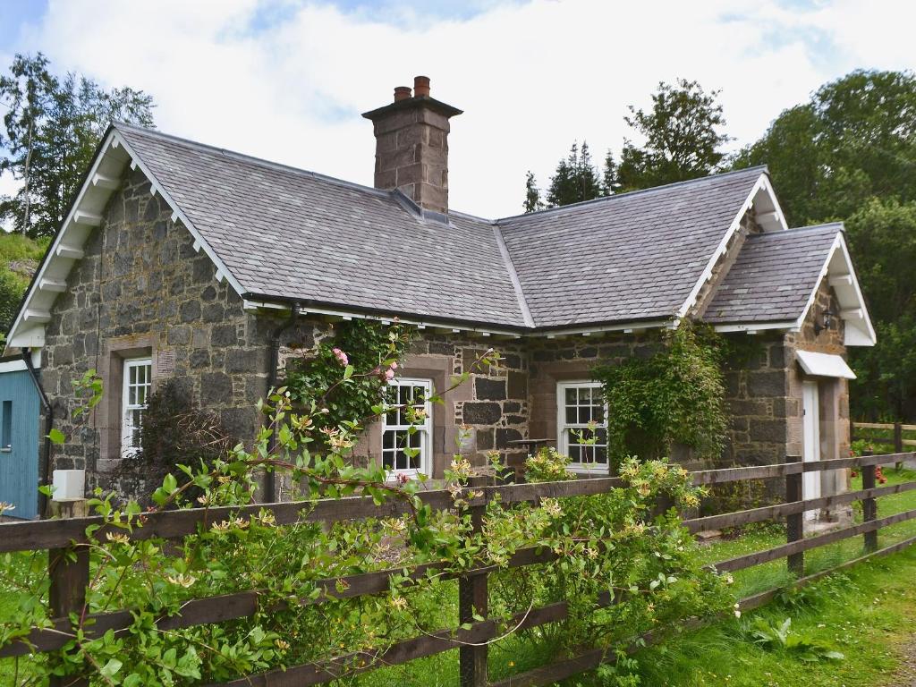una vieja casa de piedra con una valla en Westerton Lodge - Srrh, en Crieff