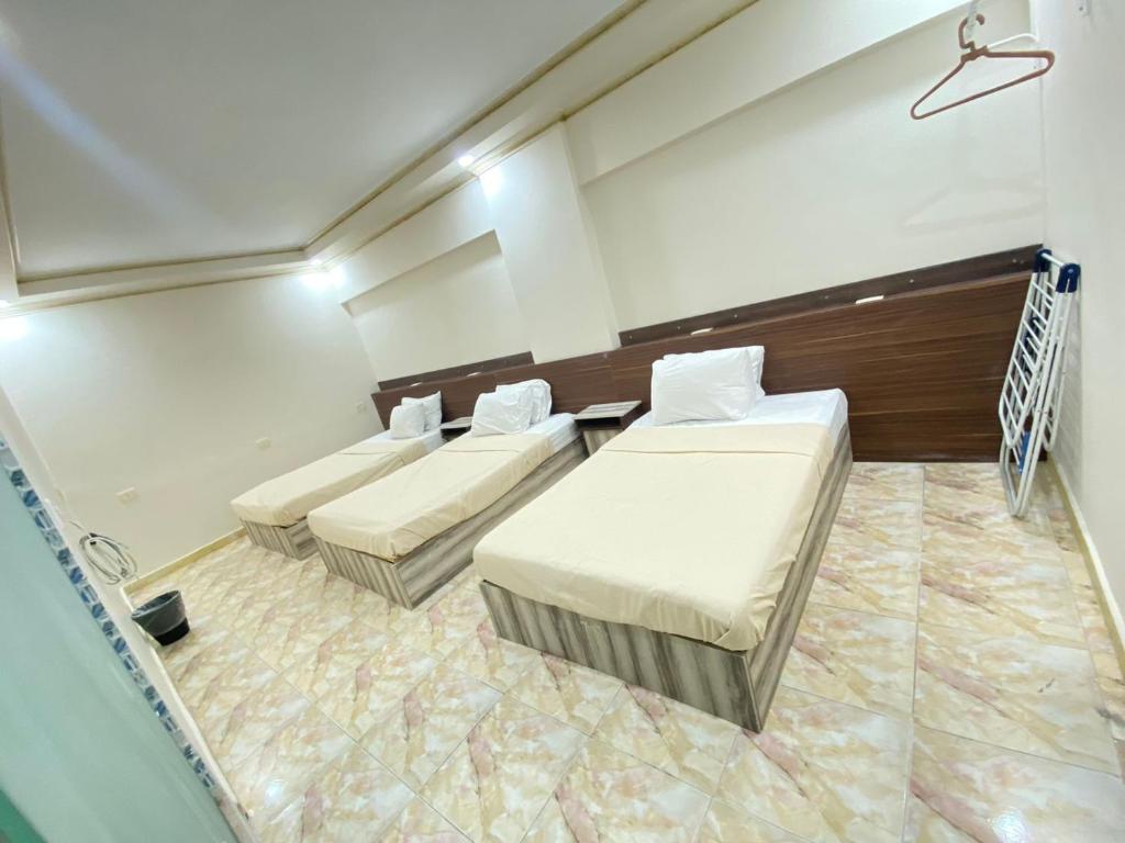 Un pat sau paturi într-o cameră la Zafero beach FAMILIES ONLY