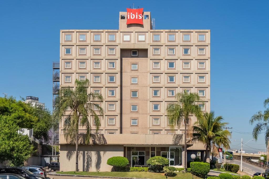 a hotel with a ups sign on top of it at ibis Sorocaba in Sorocaba