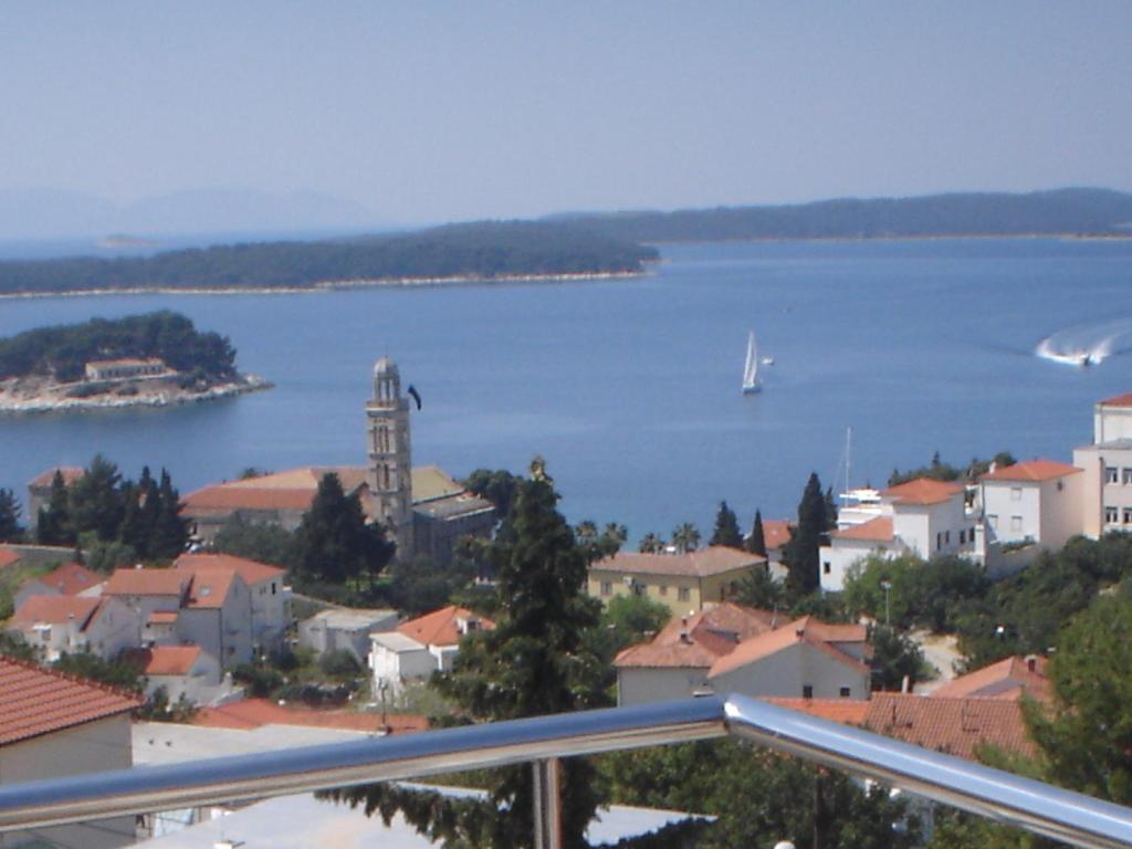 vistas a una ciudad y a un cuerpo de agua en Apartments Jakic, en Hvar