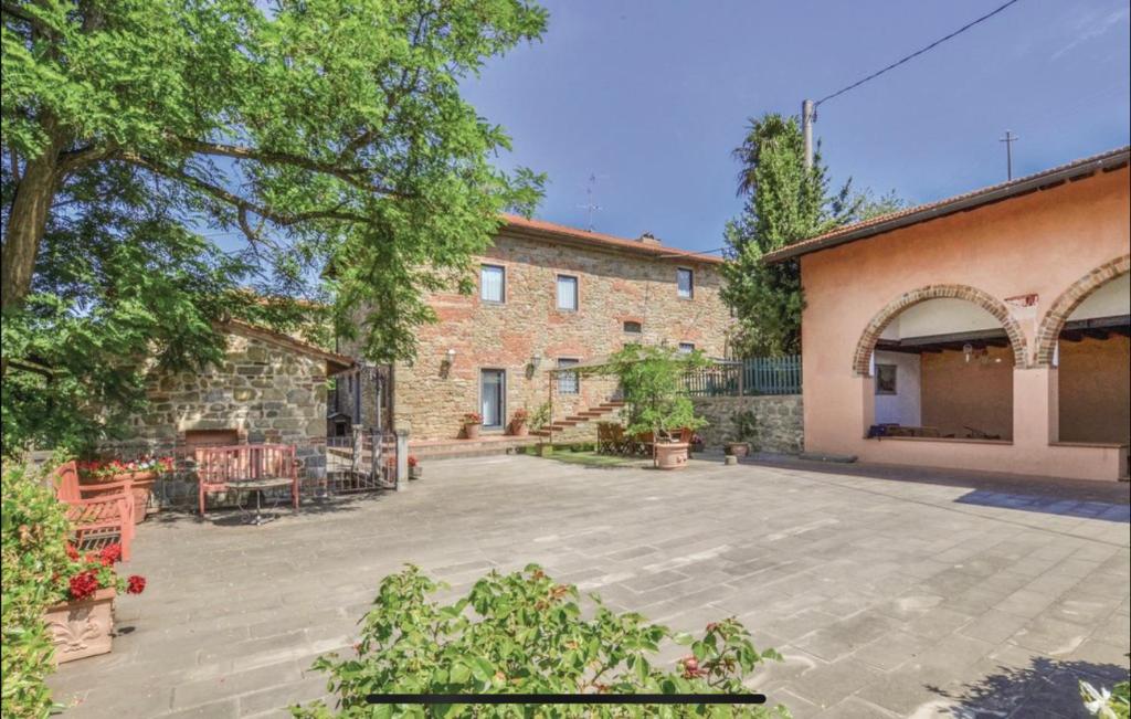 un patio vacío frente a un edificio de ladrillo en Villa Ari, la tua villa in Toscana, en Reggello