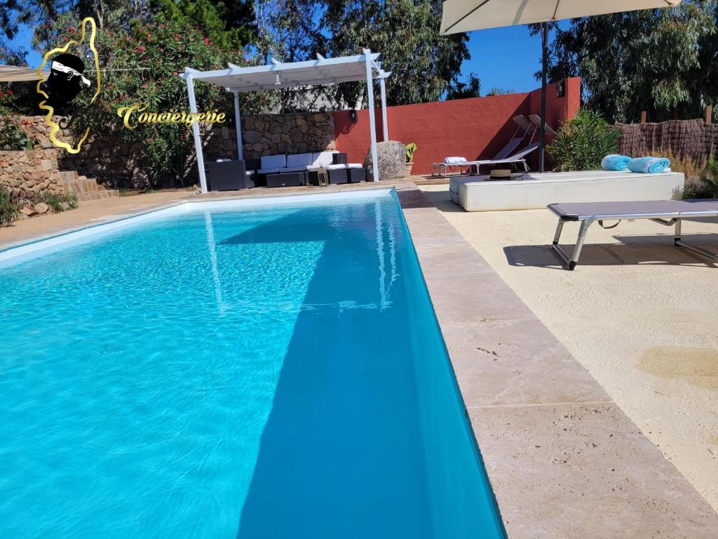 Bazén v ubytovaní Casa Salya 8 pers Piscine privée Chauffée San Cipriano alebo v jeho blízkosti
