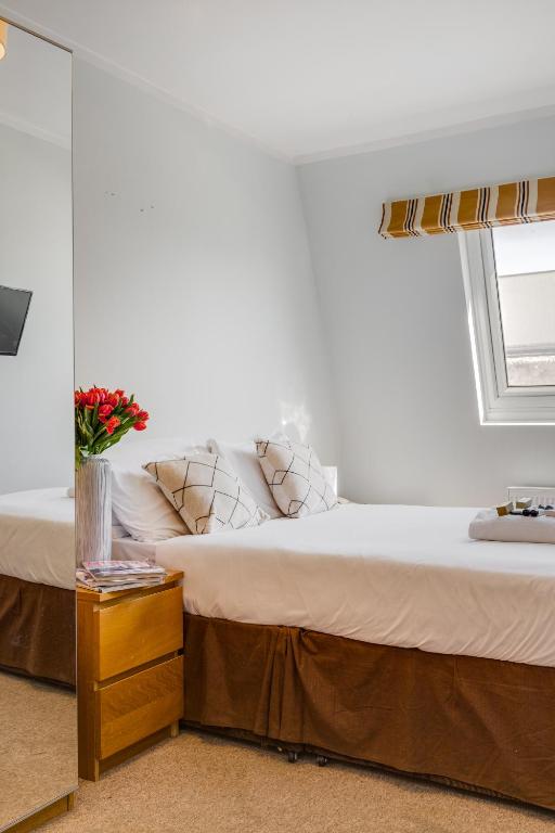 Postel nebo postele na pokoji v ubytování 1 Lexham Gardens Hotel