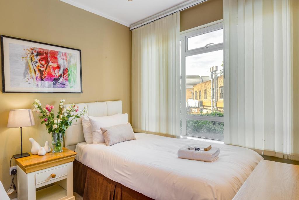 Postel nebo postele na pokoji v ubytování 1 Lexham Gardens Hotel