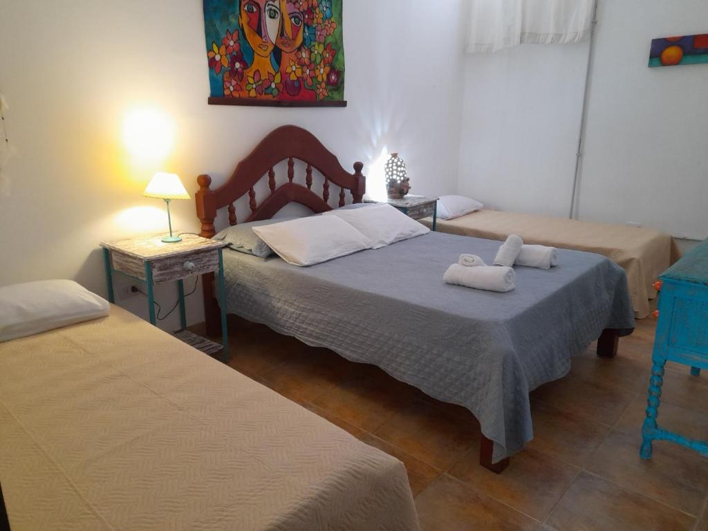sypialnia z 2 łóżkami i ręcznikami na łóżku w obiekcie Departamentos valles calchaquies w mieście Cafayate