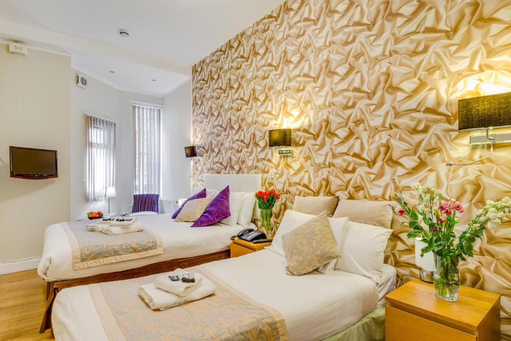 Postel nebo postele na pokoji v ubytování 1 Lexham Gardens Hotel