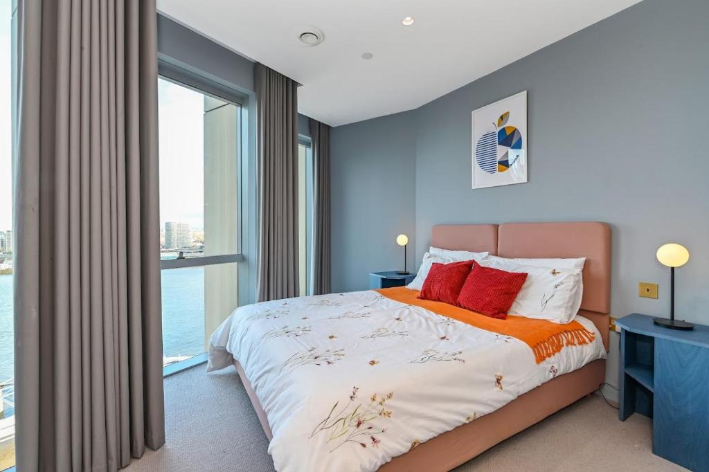 1 dormitorio con cama y ventana grande en ShyPen, en Londres