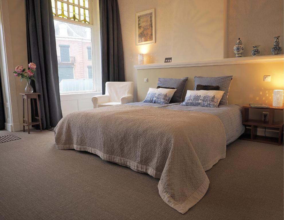 阿姆斯特丹的住宿－M廣場住宿加早餐旅館，一间卧室设有一张大床和一个窗户。