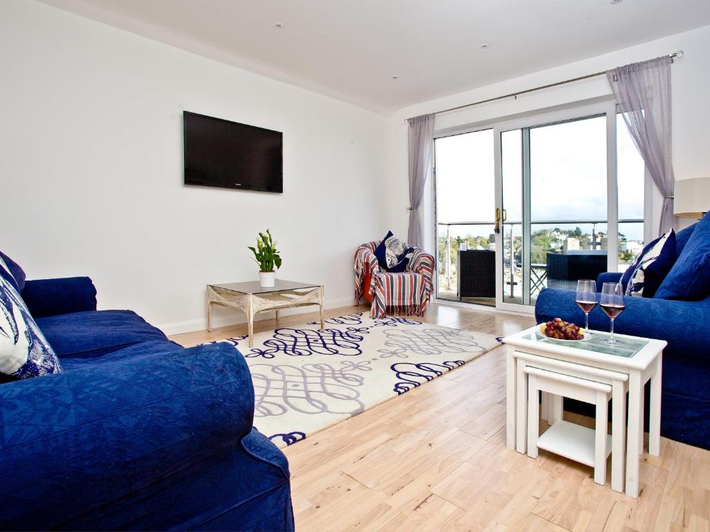 - un salon avec un canapé bleu et une table dans l'établissement Sea Salt Lodge, à Torquay