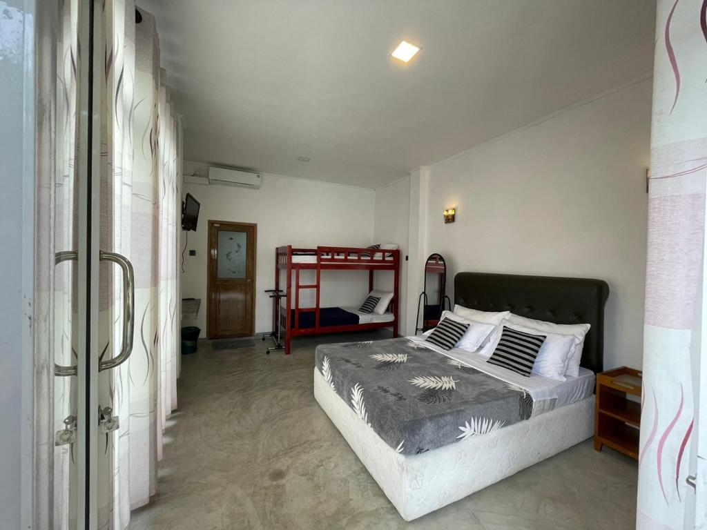 Postel nebo postele na pokoji v ubytování Blossom Inn