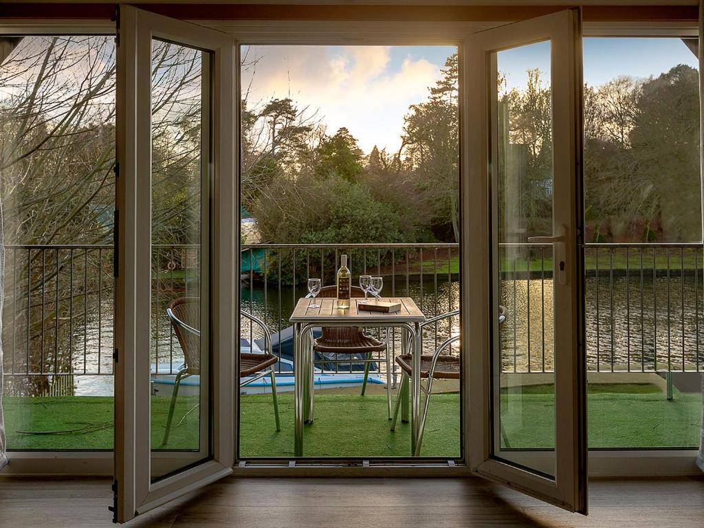 a screened in porch with a table and chairs at Mallard in Wroxham