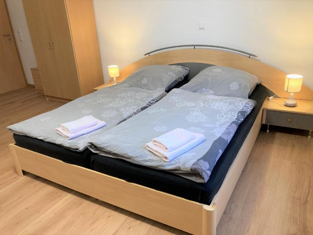 a bed with two towels on it in a room at Hotel Zur Henne in Schmiedefeld am Rennsteig