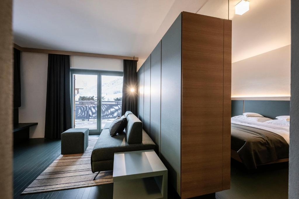 Łóżko lub łóżka w pokoju w obiekcie Paramount Alma Suites Sexten