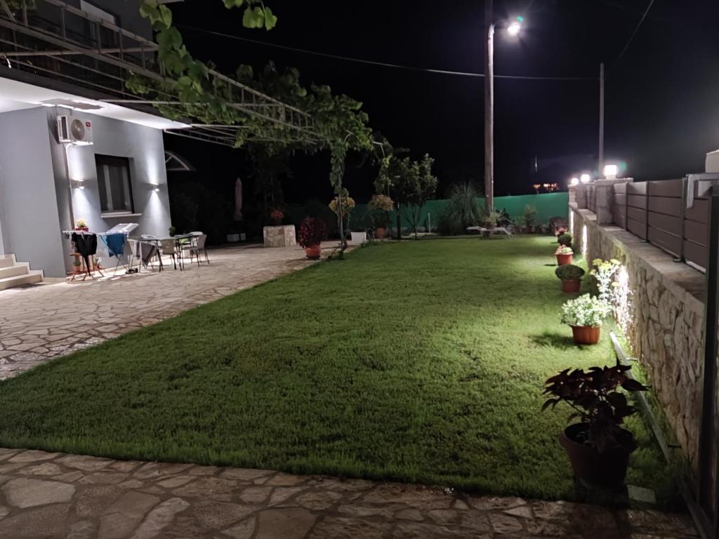 Vonkajšia záhrada v ubytovaní Syvota Apartments Family