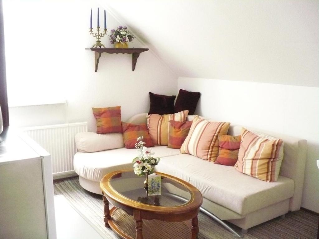 ein Wohnzimmer mit einem Sofa und einem Tisch in der Unterkunft Wohnen bei Gabi in Walkendorf