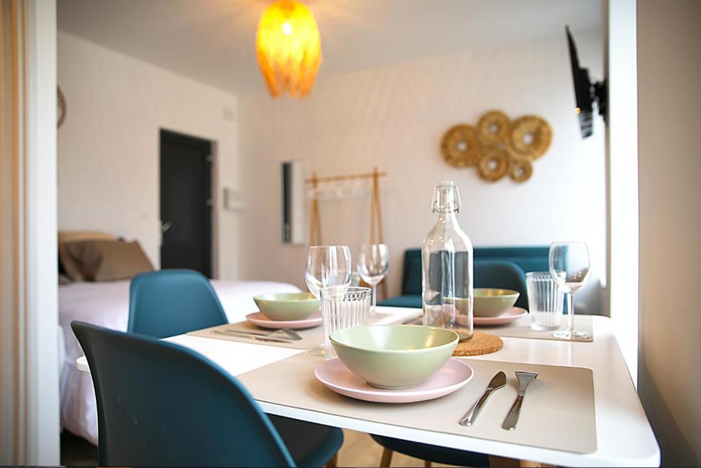 - une table avec des assiettes, des verres et une bouteille dans l'établissement Coco Beach, à Calais