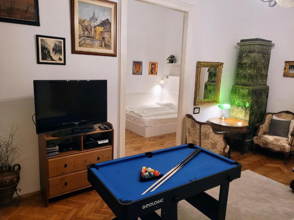 sala de estar con mesa de billar y TV en Christoph's Central Apartment en Budapest