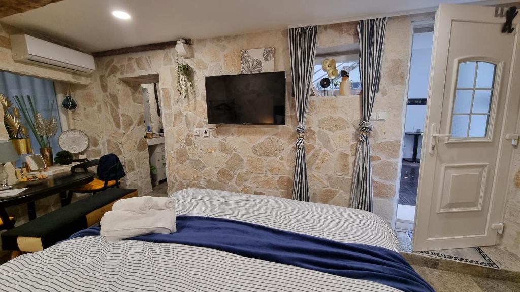 Posteľ alebo postele v izbe v ubytovaní Stone studio