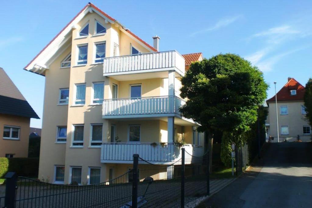 un gran edificio blanco con balcones en una calle en FeWo ab 3 Übernachtungen, en Dresden