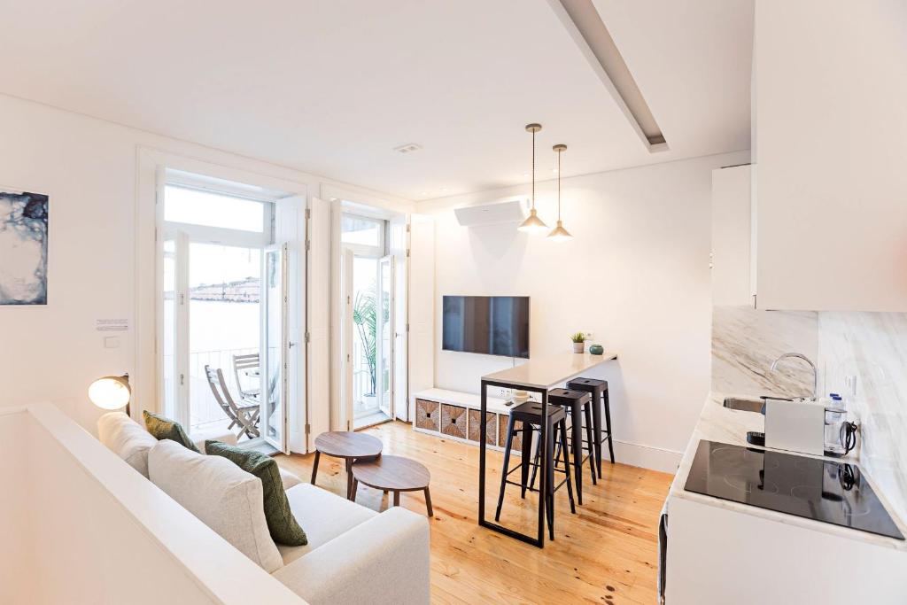 Wonderful Duplex w Patio & AC by LovelyStay