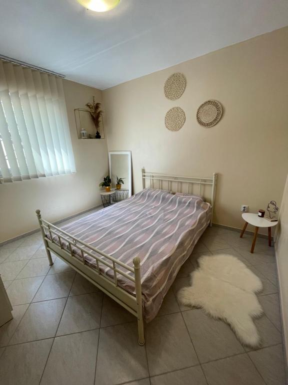 ein Schlafzimmer mit einem großen Bett in einem Zimmer in der Unterkunft Apartmani Štrk II in Ražanac
