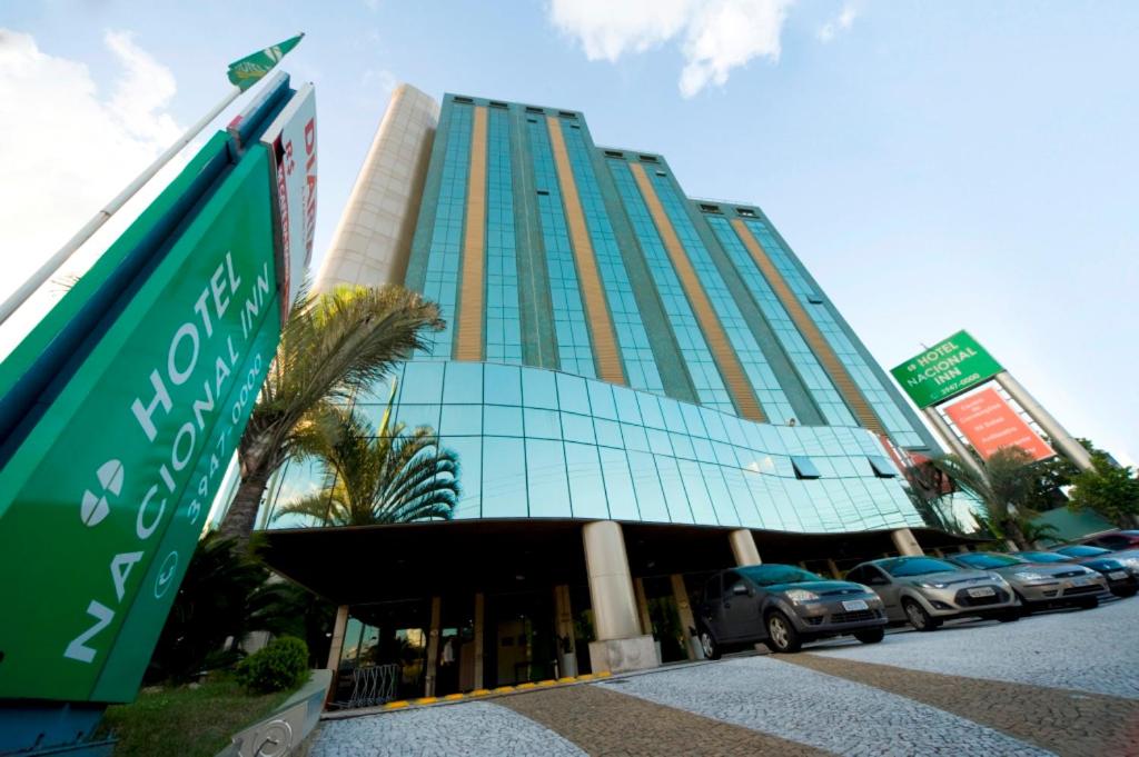 a building with a street sign in front of it at Hotel Nacional Inn São José dos Campos in São José dos Campos
