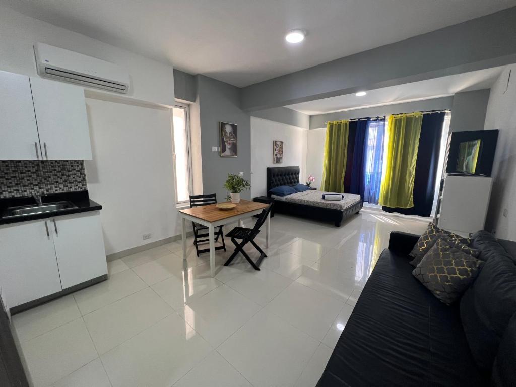 ein Wohnzimmer mit einem Sofa und einem Tisch in der Unterkunft hotel DUCASSI Sol Cariba Punta Cana in Punta Cana