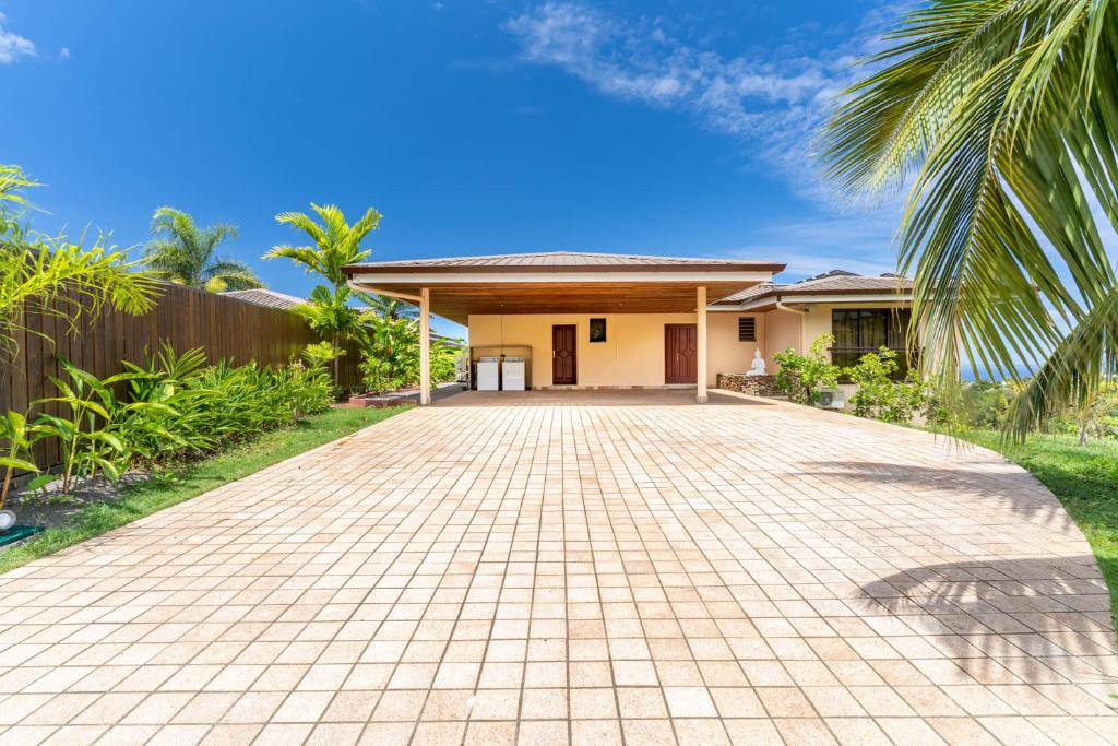 Puutarhaa majoituspaikan Magnificent 5 Br Villa with pool: amazing views ulkopuolella